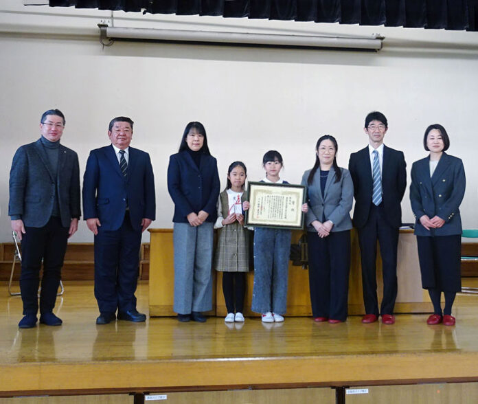 児童代表の倉持さんと田中さん（中央の２人）と小学校、食環協関係者