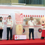 マヨネーズのオブジェを囲むセレモニー参加者