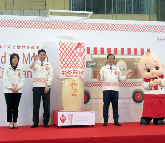 マヨネーズのオブジェを囲むセレモニー参加者