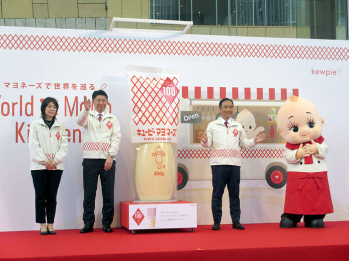 マヨネーズのオブジェを囲むセレモニー参加者