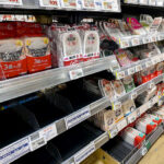 品薄のコメ売場にパックごはんを並べるスーパーも（昨年8月都内で）