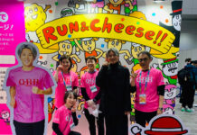 六甲バター 東京マラソン初協賛 ランナーに大切な栄養素訴求 三津家貴也氏㊧と黒田浄治執行役員(東京マラソンEXPOで)