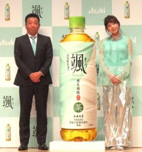左からアサヒ飲料の高橋徹氏俳優の仲里依紗さん 左からアサヒ飲料の高橋徹氏、俳優の仲里依紗さん