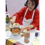 「トマト味噌ドレッシング」を調理する貝谷郁子氏