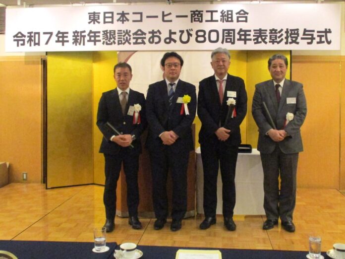 左から松屋珈琲店の畔柳一夫社長、東京都中小企業団体中央会の竹田憲明総務課長、山下コーヒーの山下雅彦社長、ユニマットキャラバンの渡辺慎二副社長