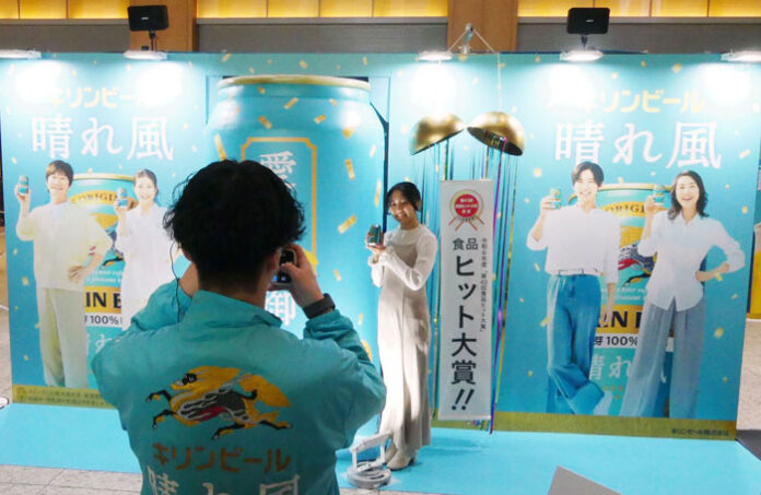 晴れ風缶を持参して記念撮影　