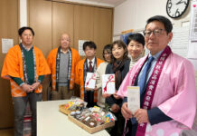 集まった商品を囲む寄贈式参加者