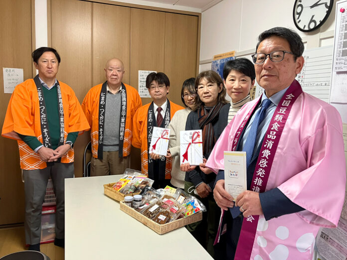 集まった商品を囲む寄贈式参加者