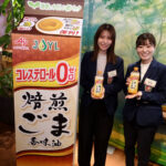 J-オイルミルズは機能性表示食品の「サララこめ油」をアピール。ビッグダミー展示物は「焙煎ごま香味油」）