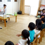 先生から「豆乳は大豆からできています」と説明