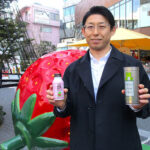 スチールボトル缶とスチールカップを手にする大和製罐の山本達平氏