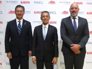 初の3社合同説明会を開催左からファンケルの三橋英記社長キリンホールディングスの吉村透留取締役常務執行役員ヘルスサイエンス事業本部長Blackmores LimitedのAlastair SymingtonCEO 初の3社合同説明会を開催。左からファンケルの三橋英記社長、キリンホールディングスの吉村透留取締役常務執行役員ヘルスサイエンス事業本部長、Blackmores LimitedのAlastair SymingtonCEO