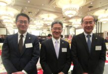 菓子専業卸・関口、足場固めの年 社内外で結びつき強化し人材育成に注力 関口快太郎社長(中央)、関口大二郎専務(左)、相川保彦常務