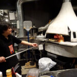 店内に設置された自慢の白い石窯