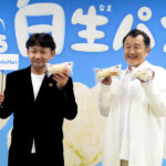 左から鈴木崇義副部長、吉田鋼太郎さん