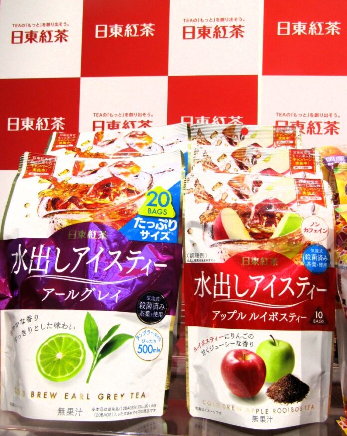 左から「日東紅茶 水出しアイスティー」の大容量品「アールグレイ」（20袋）と「アップルルイボスティー」（10袋）
