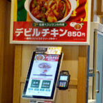 入り口のタブレット真上に貼られたポスター