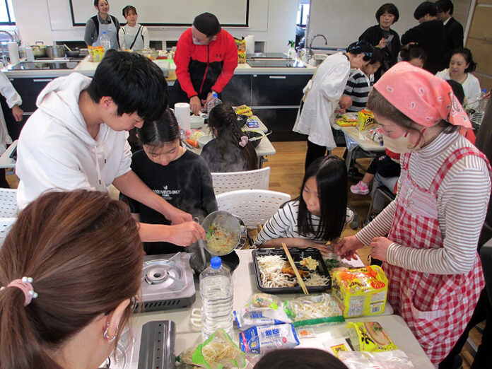 「うまかっちゃん」アレンジレシピを調理