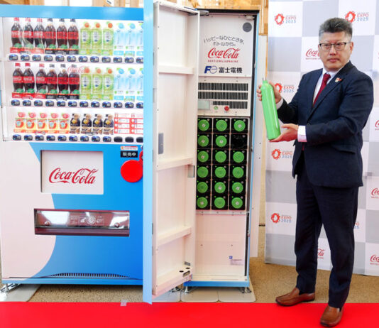 水素カートリッジを取り出す空増氏