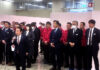 展示会で報告する鈴木雅治社長ら幹部