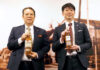 バカルディ・ジャパンの東智徳社長㊧とサッポロビールの河端英明部長