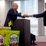 辞令を交付する松田克也社長