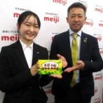 新入社員代表の原田さんと吉田伊織氏