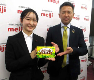 新入社員代表の原田さんと吉田伊織氏 新入社員代表の原田さんと吉田伊織氏