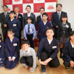 湯崎英彦知事（最後列中央）と受賞した小学生たち