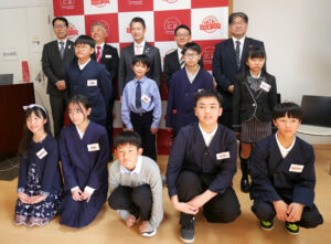 湯崎英彦知事最後列中央と受賞した小学生たち 湯崎英彦知事(最後列中央)と受賞した小学生たち