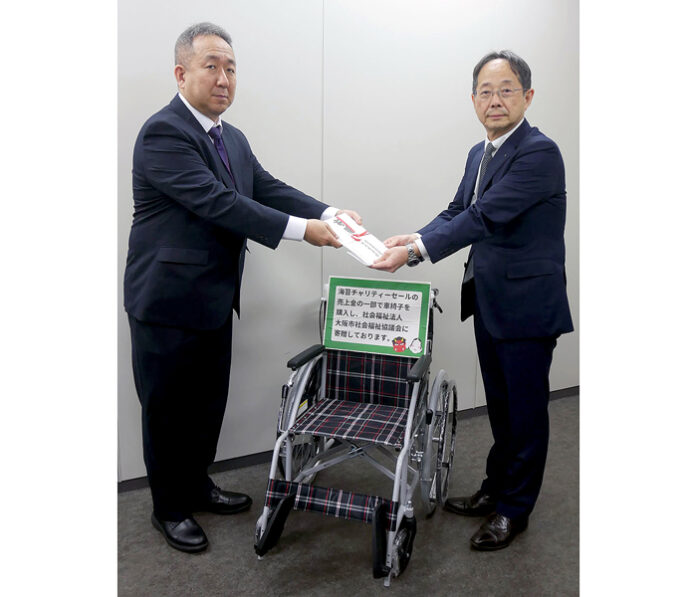 牧野修平委員長㊧から浅井俊之事務局長に目録が贈られた