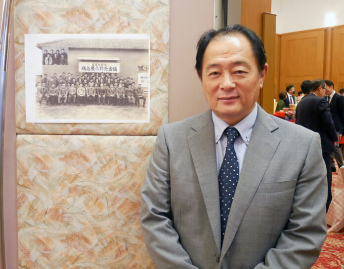 会場に掲示した昔の写真と玉置宗克社長