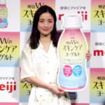 商品をPRする上戸彩さん