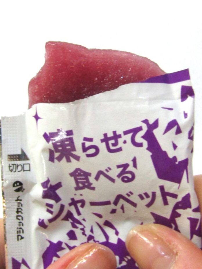 個包装から凍らせたシャーベットがツルっと出てくる