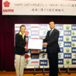 連携協定を結んだ石渡美奈社長㊧、調布市の長友貴樹市長