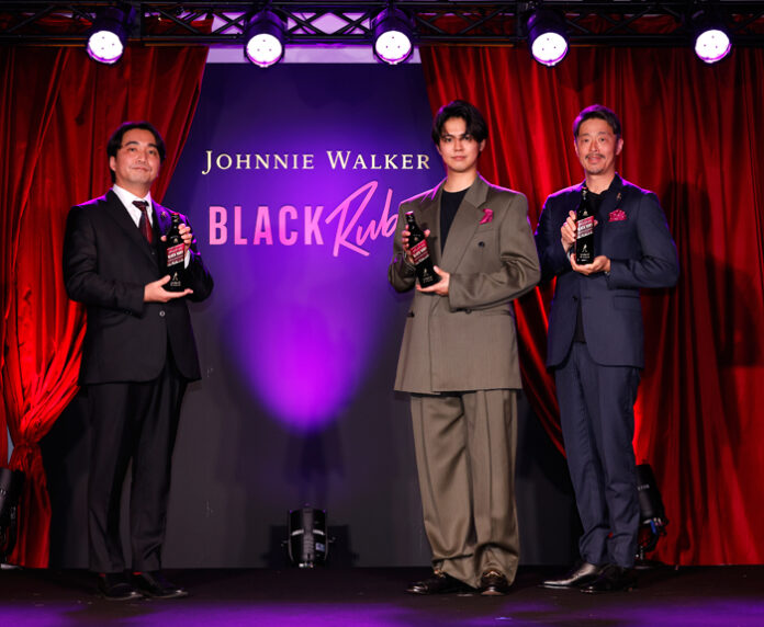 （左から）平野伸和ブランドマネージャー、片寄涼太さん、小泉達也社長
