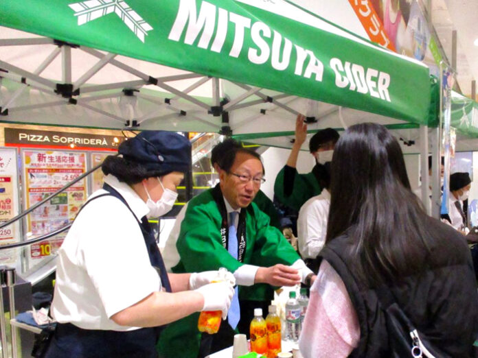 試飲カップを手渡す米女太一社長