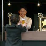 自ら注いだパーフェクトな黒ラベルを提供する妻夫木聡さん