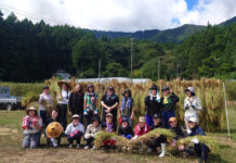 女性だけで造る日本酒 「海のこぼれ日 純米吟醸」 新潟酒販 プロジェクトチームのメンバーら