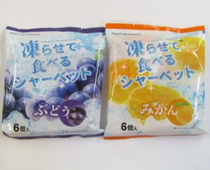 左から凍らせて食べるシャーベットのぶどうとみかん 左から「凍らせて食べるシャーベット」の「ぶどう」と「みかん」