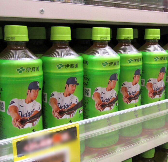 売場に並んだ『新「お～いお茶」大谷翔平ボトル』