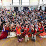 中川北小学校の生徒らとLittle Glee Monster（明治プロビオヨーグルトR-1 presents 新小学1年生応援イベント）