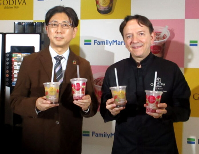 左から高倉一真部長とゴディバジャパンエネゼクティブシェフ・ショコラティエ/パティシエのヤニック・シュヴォロー氏
