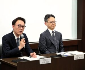 左から5月9日説明会に臨んだ大塚製薬の小野常務取締役慶應義塾大学の内田教授 左から5月9日、説明会に臨んだ大塚製薬の小野常務取締役、慶應義塾大学の内田教授