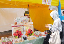 名古屋でヴィーガングルメ祭り 大手メーカーも新分野商品PR 試食後すぐに購入する人も多かった(カゴメブース)