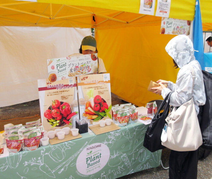試食後すぐに購入する人も多かった（カゴメブース）