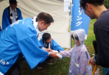 雪印メグミルク100周年 こどもの国で交流イベント 「食育の拠点に」人気施設を一新 来場者にサンプリングが行われた