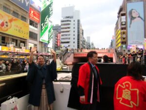 道頓堀川の船上で感謝伝える米田英生社長右とゲストに招かれた三代目中村扇雀丈 道頓堀川の船上で感謝伝える米田英生社長(右)とゲストに招かれた三代目・中村扇雀丈