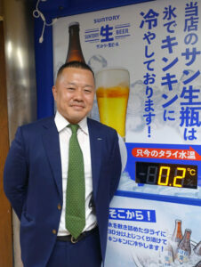 保冷温度を表示するモニターの前で野村部長 保冷温度を表示するモニターの前で野村修嗣部長