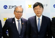 エア・ウォーター 極細内視鏡の開発に成功 工場や研究施設にも応用 エア・ウォーターの豊田喜久夫会長㊧、慶應義塾大学の小池康博名誉教授(大阪府摂津市のエア・ウォーター健都で)